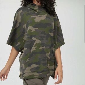 AERIE Offline Oversized Camo Poncho Short Sleeve Hoodie xs/s
